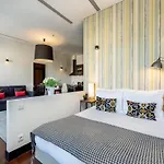 Charming With Street-view In Apartment Porto