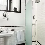 Charming With Street-view In Apartman