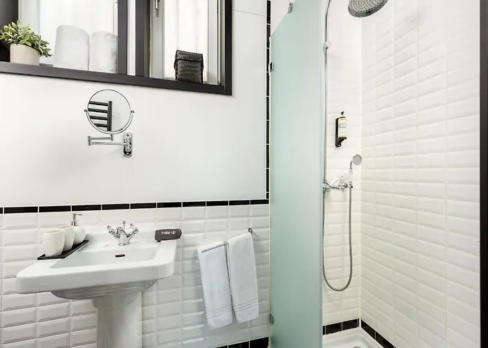 Charming With Street-view In Apartman